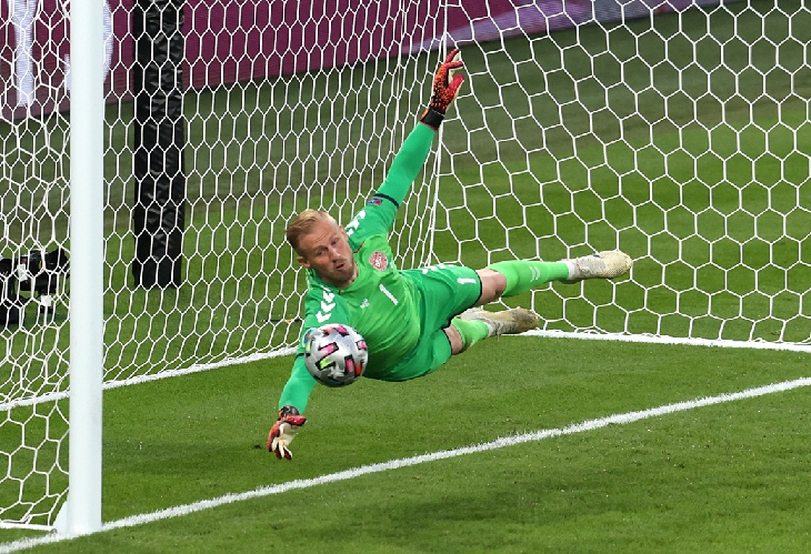 Viral, Muka Kiper Denmark Kena Laser Hijau saat Hadapi Penalti Harry Kane