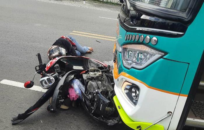 Honda Scoopy Ringsek Diseruduk Bus AKAP di Jalan Wates-Jogja, Pengendara Terluka