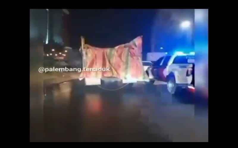 Panik Lihat Polisi, Sopir Truk Viral Terobos Pusat Palembang hingga Kehabisan Minyak 