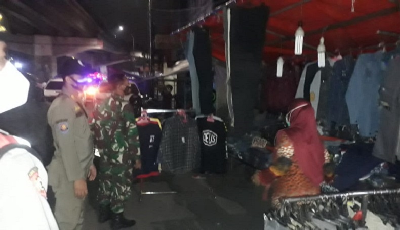 Nekat Berjualan di Masa PPKM Darurat, Lapak Pedagang di Ciputat Dibubarkan