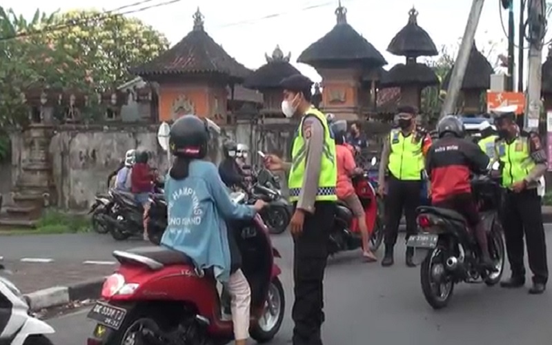 Penyekatan di Jalan Raya Batubulan Menuju Denpasar Diperketat