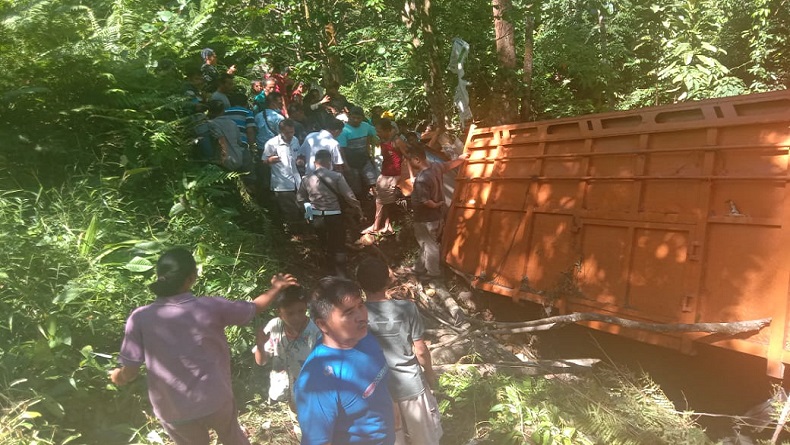 Truk Pengangkut Pupuk Masuk Jurang di Tapteng, Sopir dan Kernet Tewas Terjepit