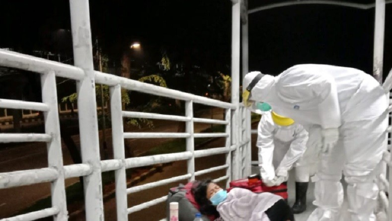 Positif Covid-19, Tunawisma di Cempaka Putih Dievakuasi ke Wisma Atlet