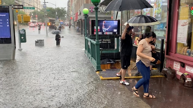 Hujan Deras, Stasiun Kereta Api Bawah Tanah di New York Banjir 