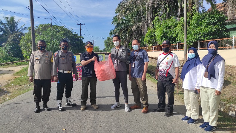 Kejari Bangka Barat Bagikan 100 Paket Makanan untuk Warga Terdampak PPKM Mikro 