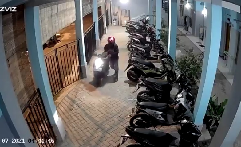 Pencuri Gondol 2 Motor di Mojokerto Terekam CCTV, Pelaku Masih Anak-Anak 