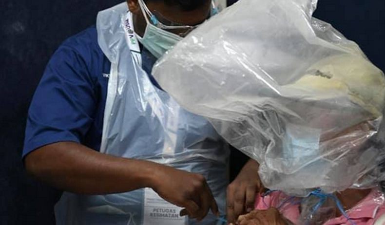 Heboh Pria Ini Tutupi Kepala Pakai Plastik ke Tempat Vaksin, Kasih Segepok Uang ke Petugas Medis