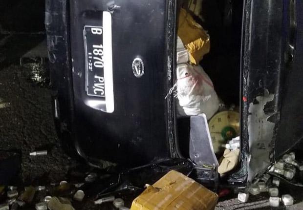 Mobil Pengangkut Skin Care Terguling di Jalan Gatot Subroto Jaksel