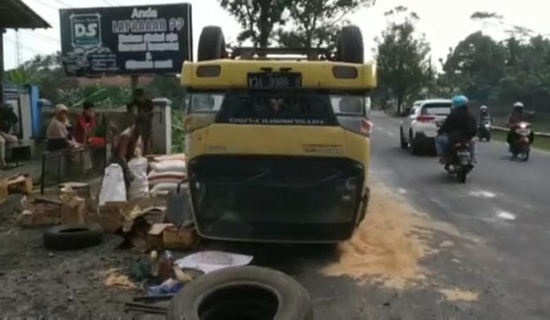 Truk Muatan Sembako Terguling di Jalur Utama Jakarta-Banyumas, Sopir dan Kernet Luka