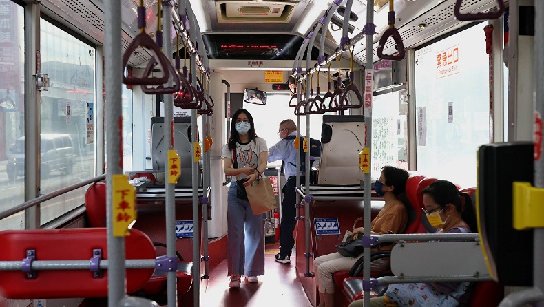 Warga Malaysia Ini Maki dan Pukul Sopir Bus Singapura karena Tak Terima Ditegur