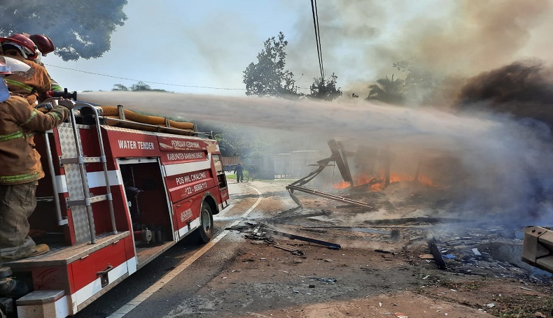 Diduga Korsleting Listrik, Rumah Merangkap Warung Makan Ludes Terbakar di KBB