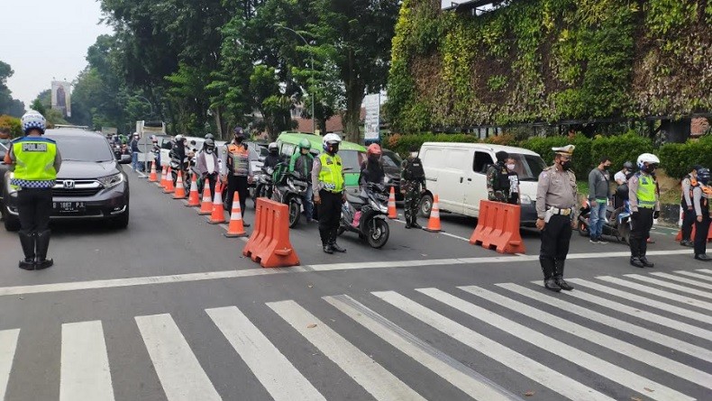 Suasana Khidmat Hening Cipta 60 Detik, Pengendara Berhenti dan Tundukkan Kepala