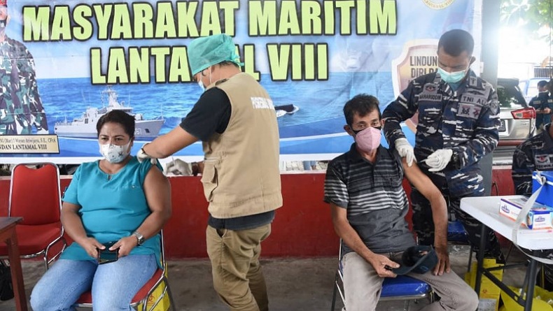 Warga di Pelabuhan Perikanan Tumumpa Antusias Ikuti Serbuan Vaksinasi Lantamal VIII