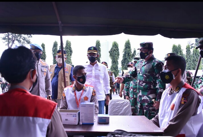 Panglima TNI Tinjau Vaksinasi Massal dan Dapur Lapangan Marinir di GBK