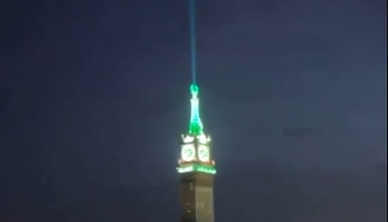 Menara Zamzam Makkah Pancarkan Sinar Hijau ke Langit Tandai Masuknya Bulan Haji