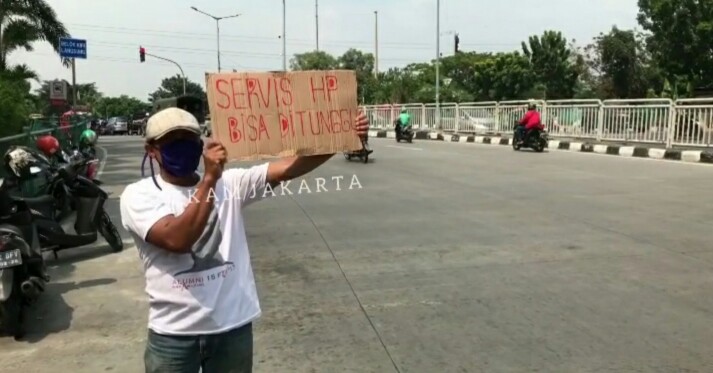 Viral Tukang Service HP Ramai-Ramai Turun ke Jalan akibat Mal PGC Tutup