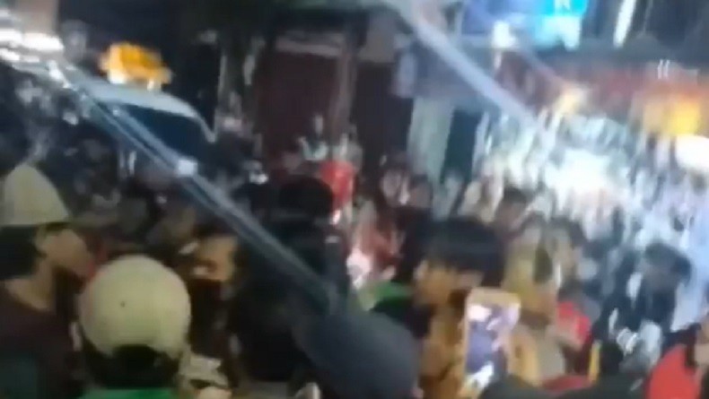 Penjambret Bacok Driver Ojol di Jembatan Besi, Satu Pelaku Tertangkap Dikepung Warga