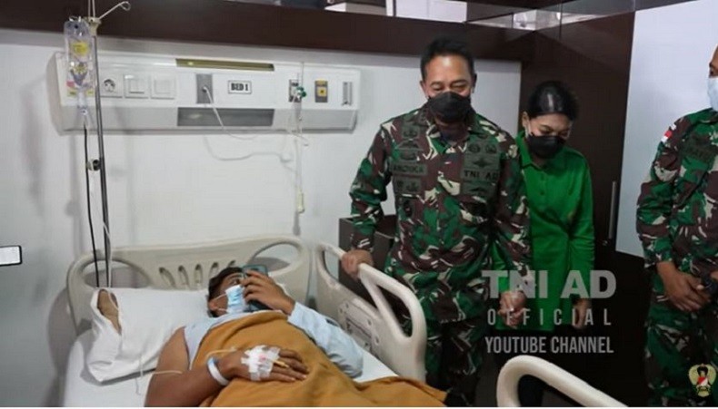 KSAD Jenderal Andika Jenguk 2 Prajurit yang Ditembak KKB Papua, Begini Kondisinya
