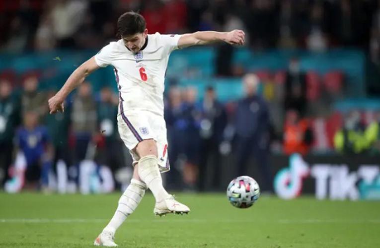 Kencang Bak Roket, Penalti Harry Maguire Sampai Hancurkan Kamera