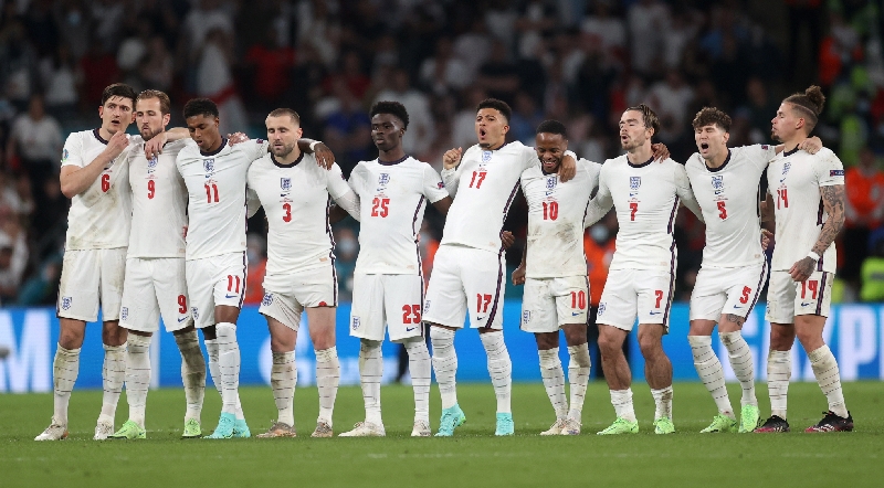 Pemain Inggris Dikecam usai Lepas Medali Sebelum Turun Panggung, Netizen: Kayak Anak Kecil