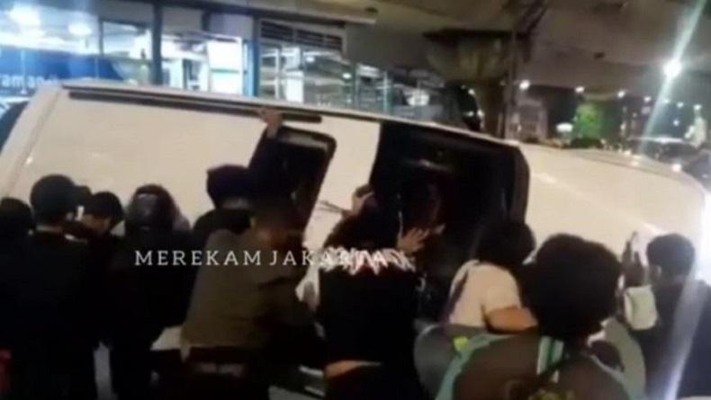 Kecelakaan Pajero Putih Terguling di Matraman, Tidak Ada Korban Jiwa