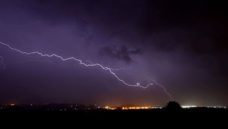 2 Orang Tewas karena Gunakan Ponsel yang Di-charge Selama Badai Petir