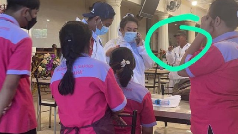 Foto Viral Petugas Detector Covid Merokok saat Tracing Warga, Netizen Geram