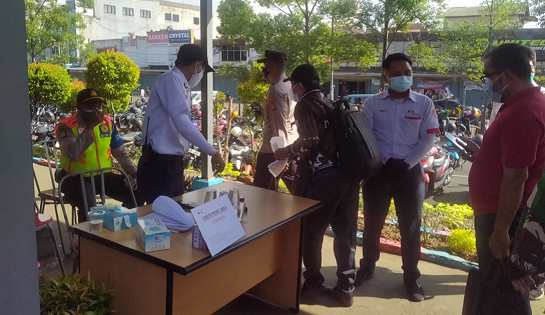 Hari Pertama Pemeriksaan STRP, Banyak Calon Penumpang Dilarang Masuk Stasiun Tangerang