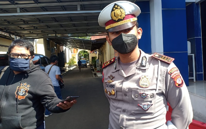 Sopir Sedan Hitam Diduga Panik, Kabur Seusai Tabrak Motor di Margacinta Bandung