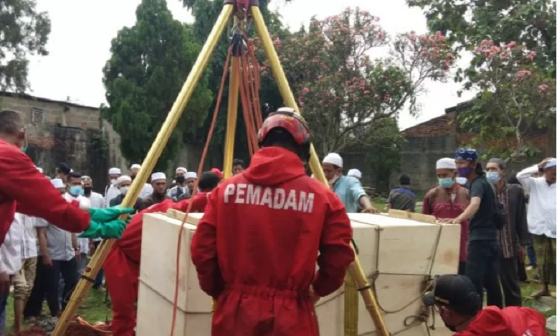 Warga Kesulitan Makamkan Jenazah dengan Berat 300 Kg, Damkar Jaktim Turun Tangan
