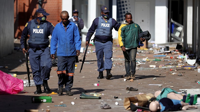 Rusuh Protes Sopir Taksi di Afsel, 5 Orang Tewas