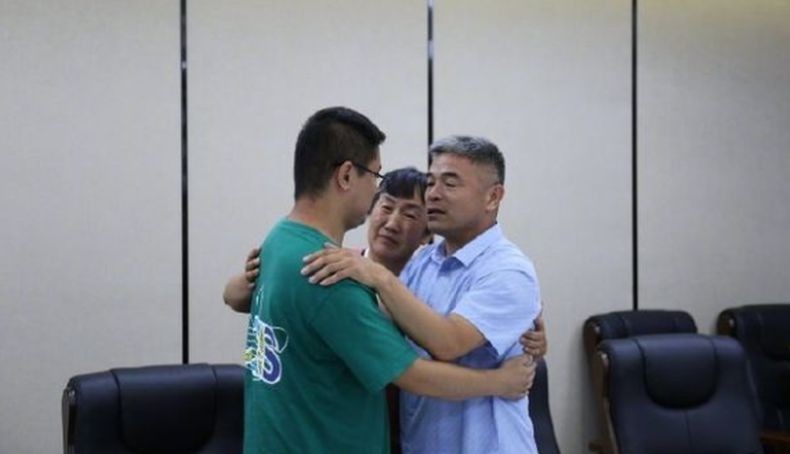 Tempuh 500.000 Km Berkendara Motor, Pria Ini Temukan Anaknya yang Diculik 24 Tahun Silam