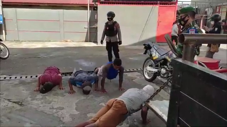 Terjaring Razia Prokes, Puluhan Warga Ternate Dihukum Push Up di Tempat