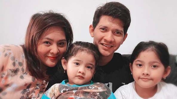 Sembuh dari Covid-19, Iko Uwais Bahagia Ketemu Istri dan Anak