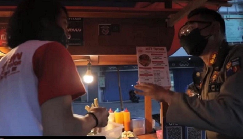 Viral Kasatpol PP Bogor Santun Tegur PKL di Masa PPKM Darurat, Netizen Terharu 