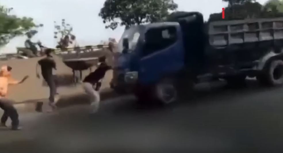 Bikin Konten TikTok di Jalan, Pelajar Bekasi Ditabrak Truk
