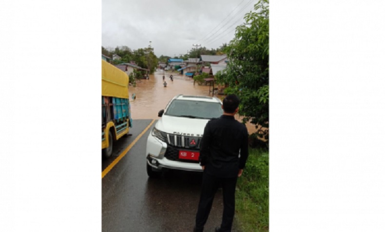 Jalan Nasional Penghubung Pontianak-Kapuas Hulu Putus Terendam Banjir