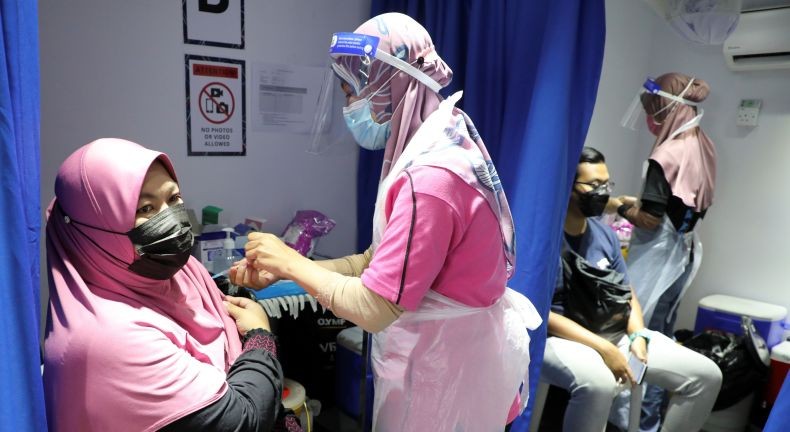 Di Malaysia, Warga yang Menolak Vaksin Akan Diwajibkan Tes Covid Rutin