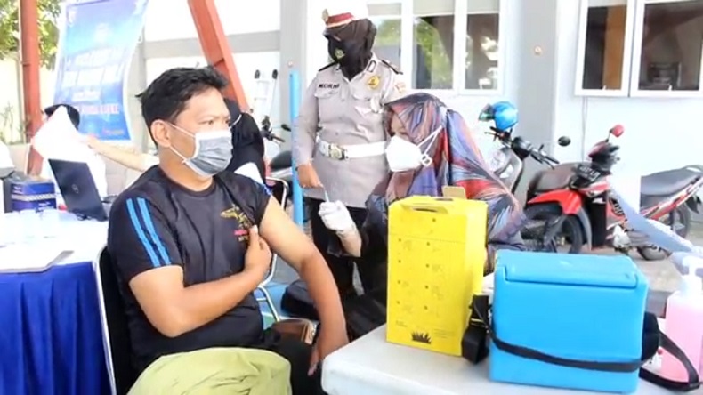 Polda Aceh Gelar Vaksinasi Massal untuk Sopir Angkot