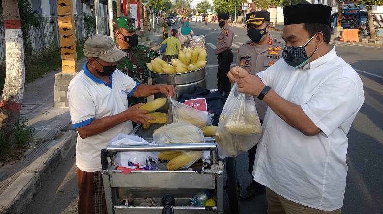 Borong Jagung Rebus, Bupati Blora Ajak ASN Larisi Dagangan PKL  