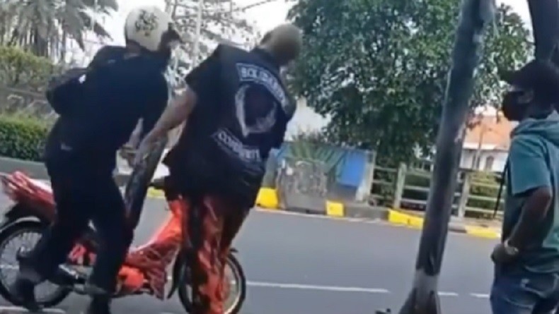 Viral Pria Duel di Trotoar Kramat Jakpus, Satu KO Terkena Pukulan Tepat di Rahang