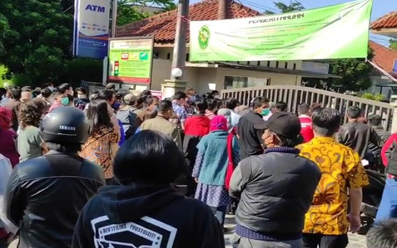 Viral Video Ratusan Pelaku Usaha Pelanggar PPKM Berkerumun di PN dan Kejari Bandung