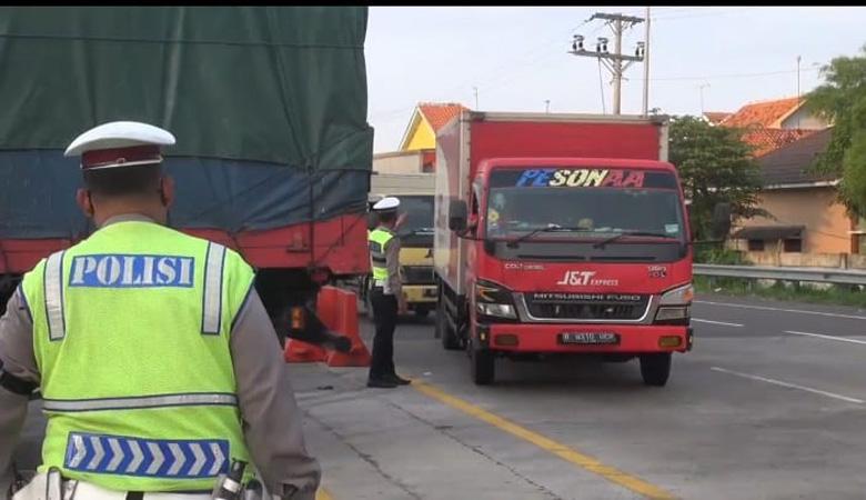 3 Exit Tol di Brebes Ditutup, Sopir Truk dan Bus AKAP Menjerit