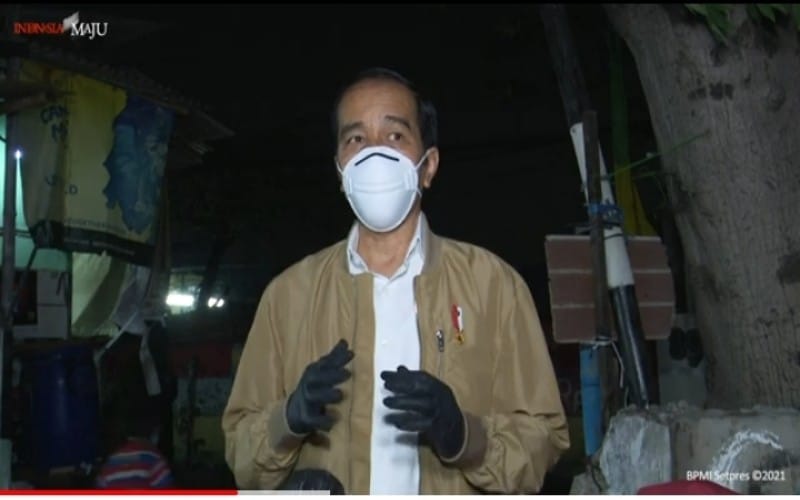 Mengawali Penyaluran Sembako dan Obat, Malam-Malam Presiden Jokowi Temui Warga