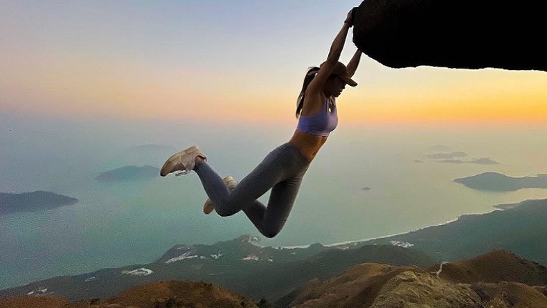 5 Potret Selebgram Seksi Sofia Cheung, Tewas usai Selfie di Air Terjun