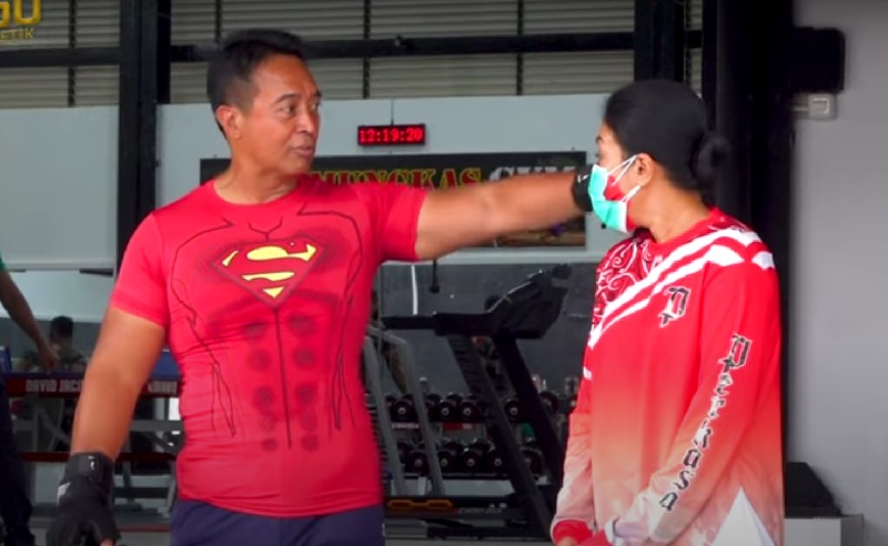 5 Potret KSAD Jenderal TNI Andika Perkasa Pakai Kaos Superhero, Gagah dan Berotot