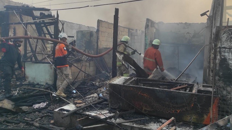 Kebakaran di Teluk Gong, Api Cepat Berkobar Diterpa Angin Kencang 