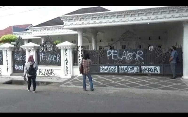 Seperti Sinetron, Rumah Mewah Dipenuhi Tulisan Pelakor Viral di Palembang 