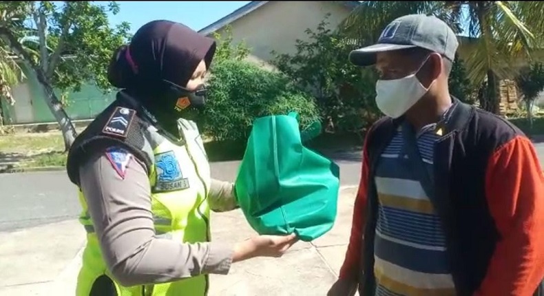 Satlantas Polres Bangka Barat Gelar Baksos dari Pintu ke Pintu, Bagikan Alat Prokes 