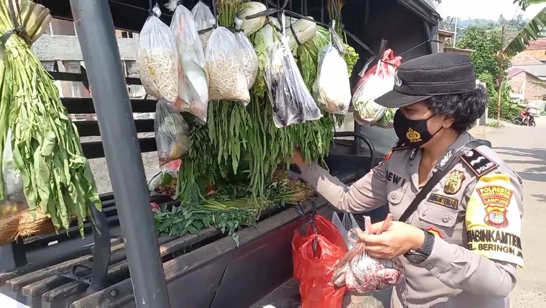Polsek Kemiling Bandarlampung Sulap Mobil Patroli untuk Angkut Sayur